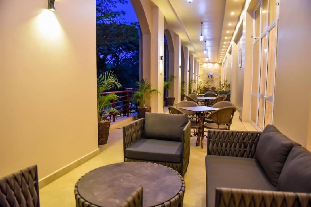 Admas Grand Hotel Entebbe Exteriör bild
